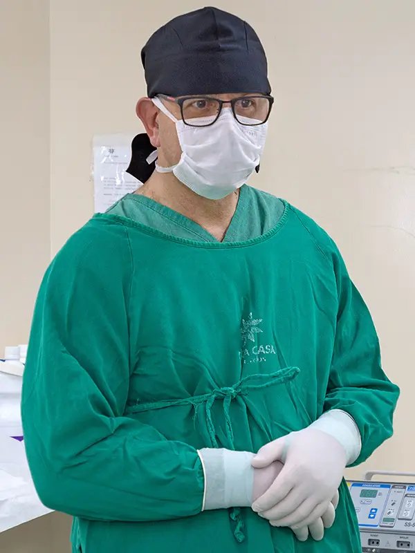 Dr. Hélder Polido paramentado em centro cirúrgico