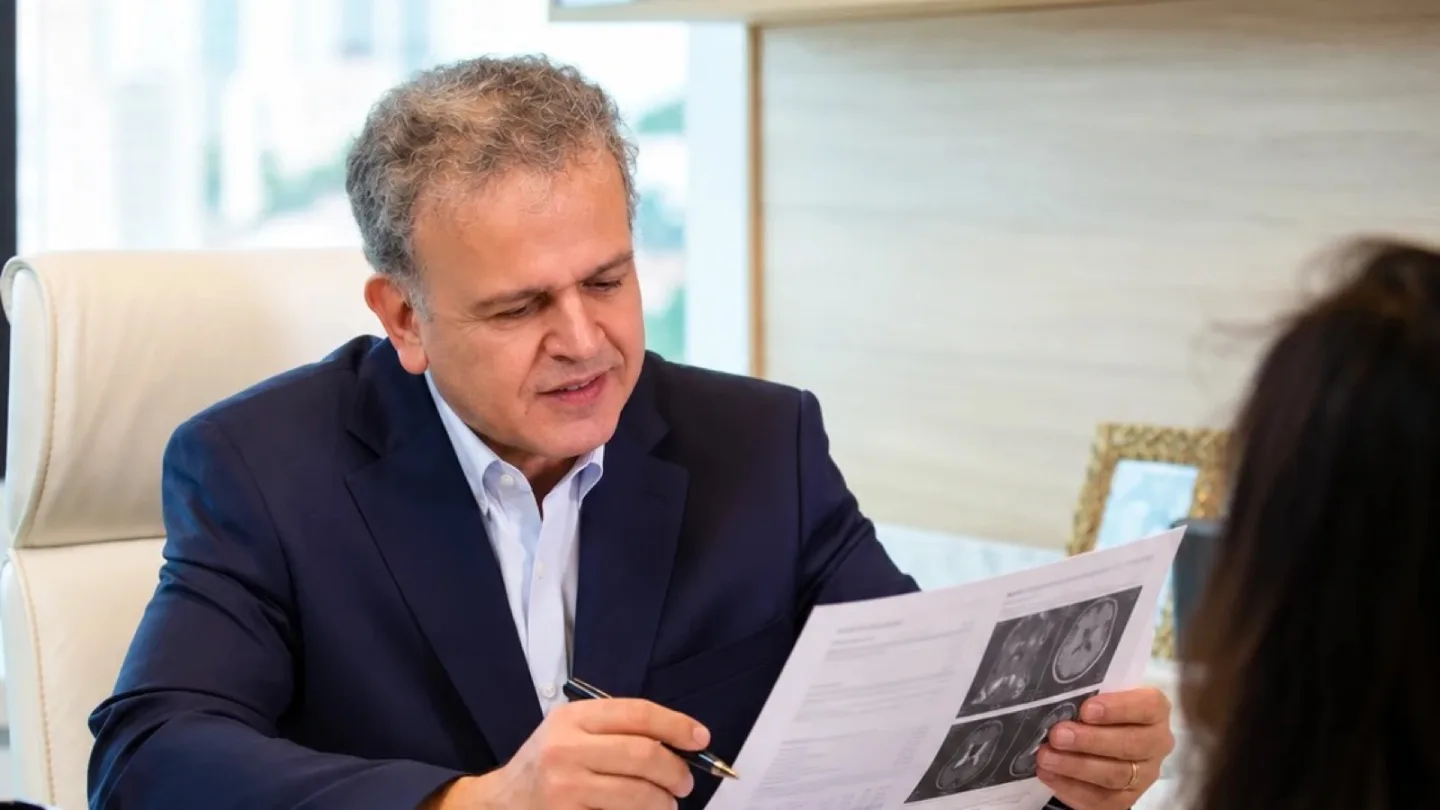 Dr. Hélder Polido, urologista, analisa exames com paciente em consulta